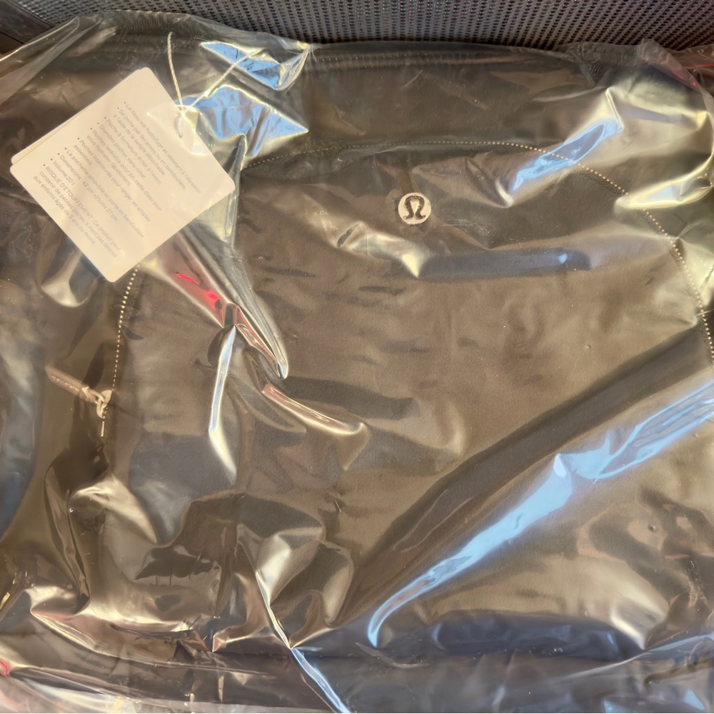 Lululemon New Parent Tote 20L in Black New with Tag - Picture 10 of 15